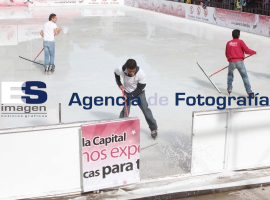 Sacan el agua de la Pista de hielo - ES imagen agencia de fotografía