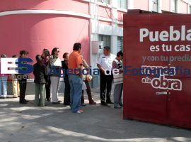 Vecinos del municipio pagan sus impuestos en el Paseo Bravo - ES imagen agencia de fotografía