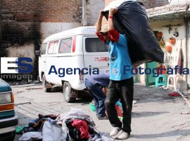 vecinos afectados en San Martín sacan lo que pueden de sus casas - ES imagen agencia de fotografía
