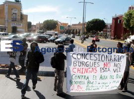 Bloquean Bulevar 5 de Mayo en protesta por alza al pasaje - ES imagen agencia de fotografía