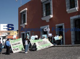 Trabajadores de dragón se manifiestan en casa Aguayo - ES imagen agencia de fotografía