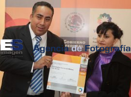 Entrega Rafael Micalco reconocimiento a empresa - ES imagen agencia de fotografía