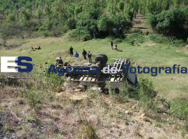 Volca camión en autopista a Teziutlán  - ES imagen agencia de fotografía