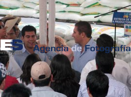 Moreno Valle entrega fertilizantes  - ES imagen agencia de fotografía