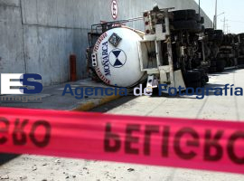 Volcadura de Pipa que Transportaba Cloro - ES imagen agencia de fotografía