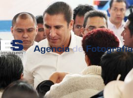 Rafael Moreno Valle entregó cheques de apoyo al campor en Tecamachalco - ES imagen agencia de fotografía