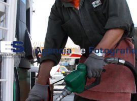 Tercer Gasolinazo del Año, Magna alcanza los 9 pesos por Litro - ES imagen agencia de fotografía