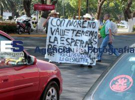 Defraudados por Sitma de manifiestan en semaforos del Bulevar 5 de Mayo - ES imagen agencia de fotografía