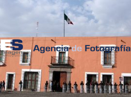 Policia resguardan acceso a casa Aguayo.  - ES imagen agencia de fotografía