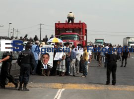 Policías Metropolitanos impiden paso de manifestantes en caseta de Amozoc - ES imagen agencia de fotografía