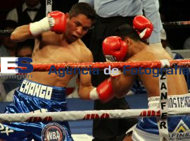 Retiene título mundial el "Chocolatito" González tras vencer al "Chango" - ES imagen agencia de fotografía