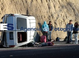 Lesionados por volcadura esperan dos horas a que llegue una ambulancia - ES imagen agencia de fotografía