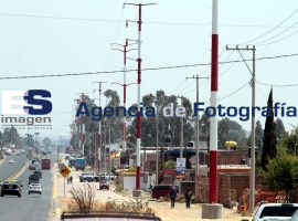 Vecinos de juan C. Bonilla cierran carretera en protesta por instalación de postes - ES imagen agencia de fotografía