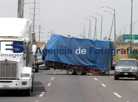 Remolque queda abandonado a mitad del periférico - ES imagen agencia de fotografía
