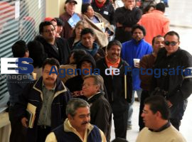 Largas Filas Pago Derechos Automovilísticos - ES imagen agencia de fotografía