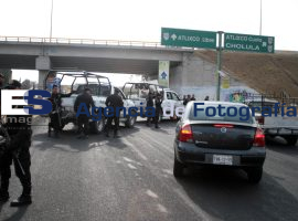 Manifestantes cierra carretera federal a Atlixco.  - ES imagen agencia de fotografía