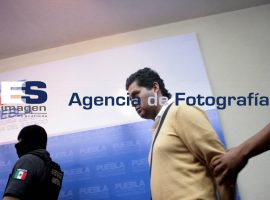 Presentan asaltante de bancos  - ES imagen agencia de fotografía