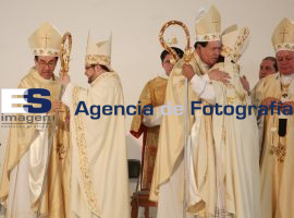 Ordenan a Dagoberto Sosa y Eugenio Lira como Obispos - ES imagen agencia de fotografía