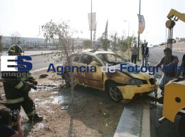 Se incendia auto en Cúmulo de Virgo despues de golpear una coladera mal puesta - ES imagen agencia de fotografía