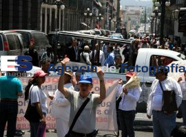 Defraudados se Manifiestan en el Zócalo - ES imagen agencia de fotografía