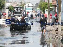Cierran Autopista México Puebla por desborde de aguas negras en Chalco - ES imagen agencia de fotografía