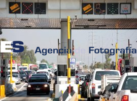 Carga vehicuar en la caseta de San martín Texmelucan - ES imagen agencia de fotografía