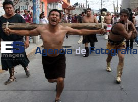 Viacrucis en la Junta Auxiliar Romero Vargas - ES imagen agencia de fotografía