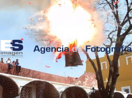 Quema de Judas en el Barrio del Artista - ES imagen agencia de fotografía