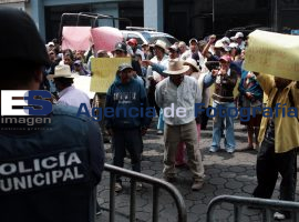 Habitantes de Azumiatla se manifiestan en gobernación municipal  - ES imagen agencia de fotografía