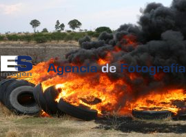 Fuerte incendió por quema de llantas - ES imagen agencia de fotografía