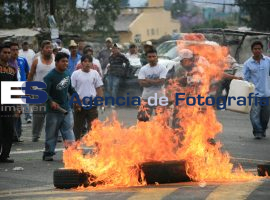 Dispersan Con Gases Lacrimogenos a Manifestantes - ES imagen agencia de fotografía