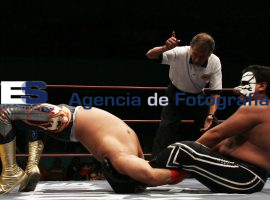 Lucha por el Campeonato Nacional Welter en la Arena Puebla - ES imagen agencia de fotografía