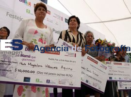 Festeja Eduardo Rivera a madre en el Zócalo - ES imagen agencia de fotografía