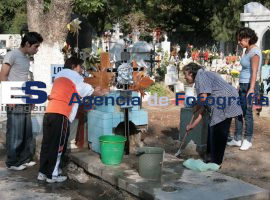 Festejan día de las madres en el Panteón Municipal - ES imagen agencia de fotografía