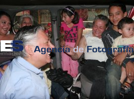 Fernando Morales regaló rosas a las madres en su día - ES imagen agencia de fotografía
