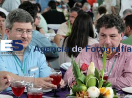 Rivera come cemitas junto a agregados culturales  - ES imagen agencia de fotografía