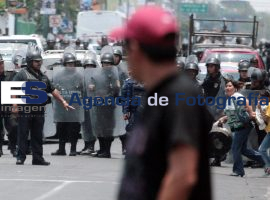 Desaloja Policía Estatal a manifestantes frente a la SFA - ES imagen agencia de fotografía