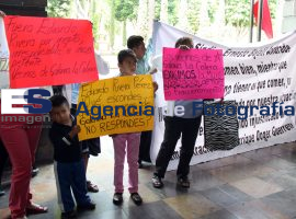 Vecinos de Galaxia la Calera se manifiestan fuera del Ayuntamiento - ES imagen agencia de fotografía