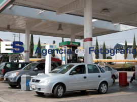 nuevoa aumento en el precio de la gasolina  - ES imagen agencia de fotografía