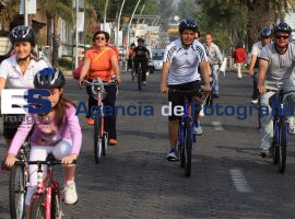Eduardo Rivera recorre las calles en bicicleta  - ES imagen agencia de fotografía