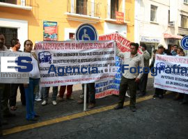 Se manifiestan mototaxistas en el Congreso  - ES imagen agencia de fotografía