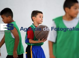 Entrenamiento Basquetbol Infantil - ES imagen agencia de fotografía