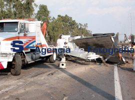 Cierran autopista por volcadura de camión con elevador - ES imagen agencia de fotografía