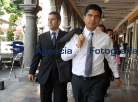 Eduardo Rivera camininando - ES imagen agencia de fotografía