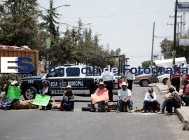 Vecinos de Azumiatla cierran la 11 sur - ES imagen agencia de fotografía