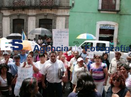 Vecinos de Bosques de Manzanilla se manifistan afuera de un evento de RMV - ES imagen agencia de fotografía