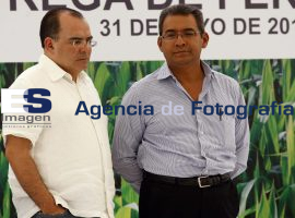 Rafael Moreno Valle entregó 242 toneladas de fertilizantes - ES imagen agencia de fotografía