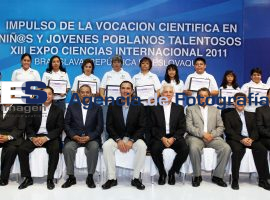 Entrega Rafael Moreno Valle apoyos a estudiantes que viajarán a  la XIII Expo Ciencias Internacional - ES imagen agencia de fotografía
