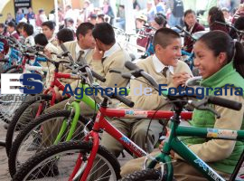 Entrega Moreno Valle bicicletas en Tlachichuca - ES imagen agencia de fotografía