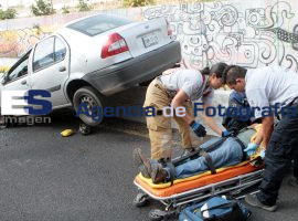 Se volca un auto en periférico - ES imagen agencia de fotografía